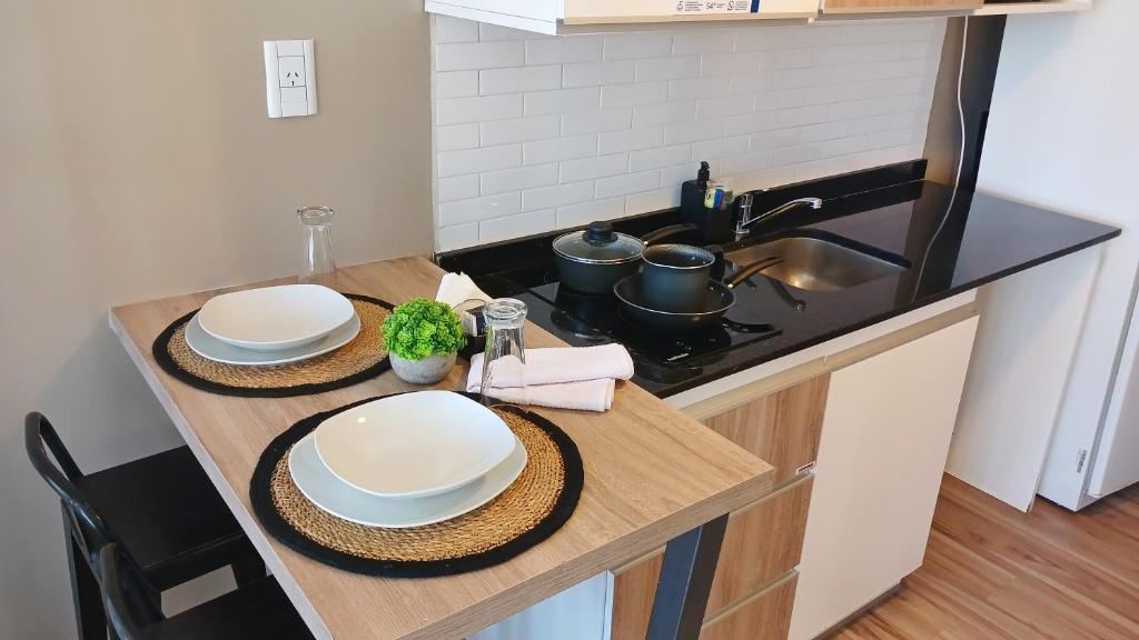 Barra desayunador y batería de cocina